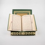 Raşel Kutulu Hediyelik Kuran-ı Kerim (Orta Boy, Yeşil, Elif-Vav Gold Pleksi) Raşel Kutulu Hediyelik Kuran-ı Kerim (Orta Boy, Yeşil, Elif-Vav Gold Pleksi)